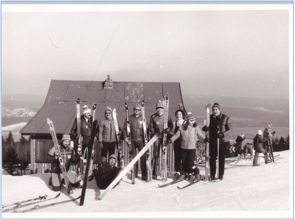 Nad Sn�enkou 1982:  Ji�� Petera ml ,Jan Holub, Old�ich Pa��k, V�clav R�cker, ing. Andres, �e�kov�, Dana Balihorov�, ing Ji�� Petera st.,  le��c� Jan Teichman