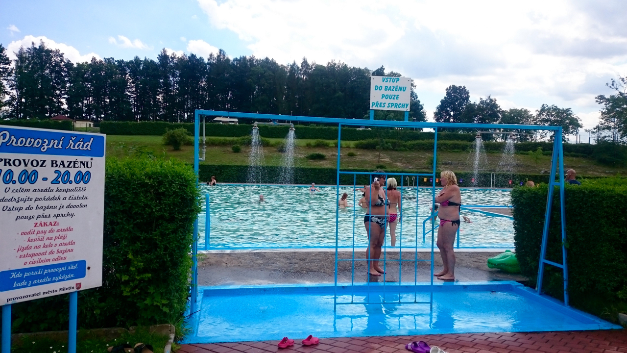 Povinn� o�istn� baz�nek se sprchou