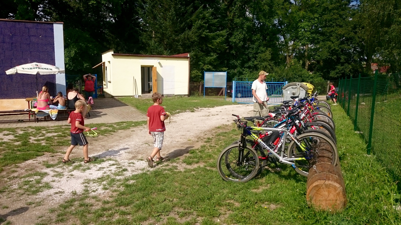 Stojany na kola v are�lu koupali�t�