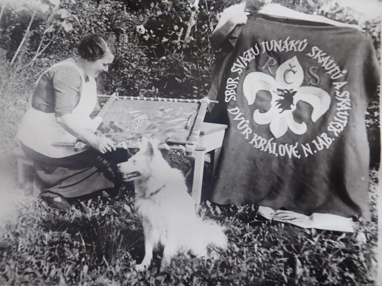 St�ediskovou vlajku vy�ily sestry Pu�ovy a pan� �ifnerov�. Vlajka byla za n�meck� okupace zabavena.