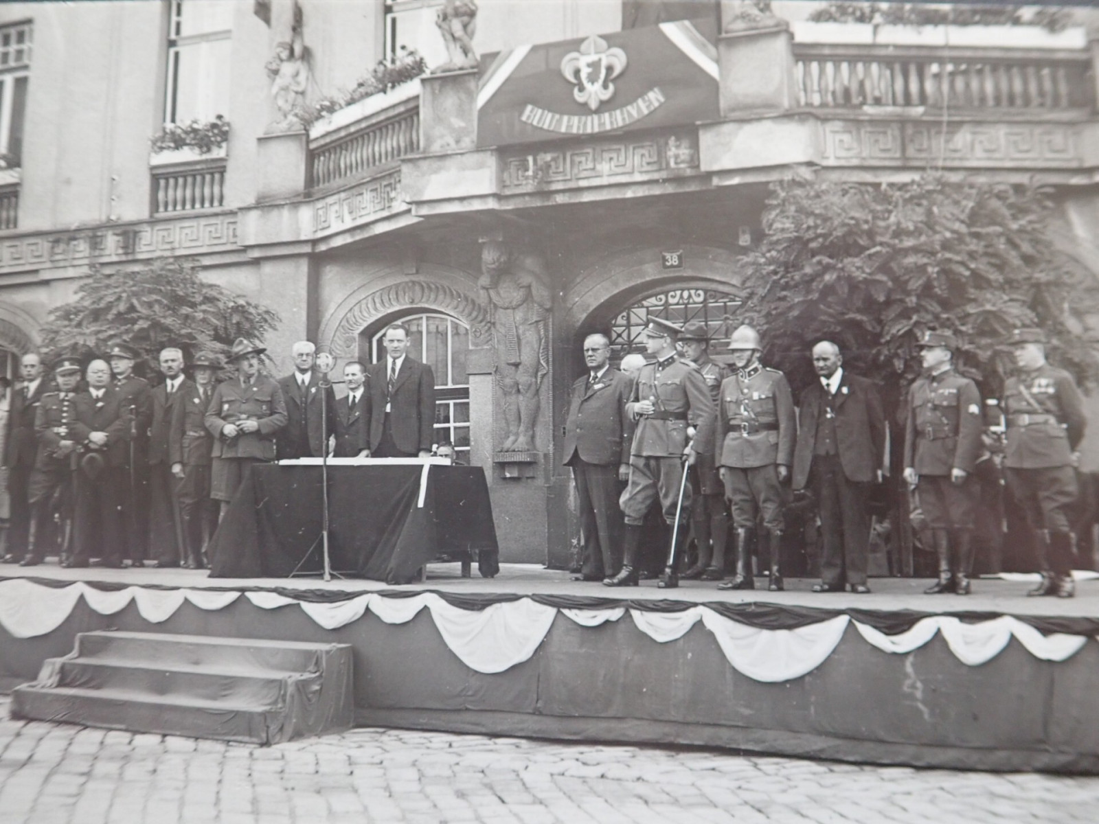 Slavnostn� p�ed�n� stuh ke st�ediskov� vlajce se uskute�nilov p�edv�le�n� dob� na m�stn�m n�m�st� za ��asti starosty J. Biliny, �upn�ho velitele Jun�ka br. A. Neumanna a mnoha dal��ch osobnost�. P�esn� datum kon�n� se nedochoval, n�kdy v druh�...