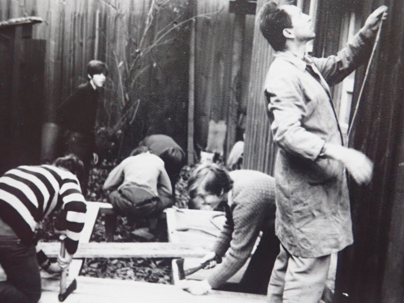 Budov�n� klubovny na Zlatni�ce v roce 1968. Br. O.Hak, br. B. K�de a br. J. ��cha